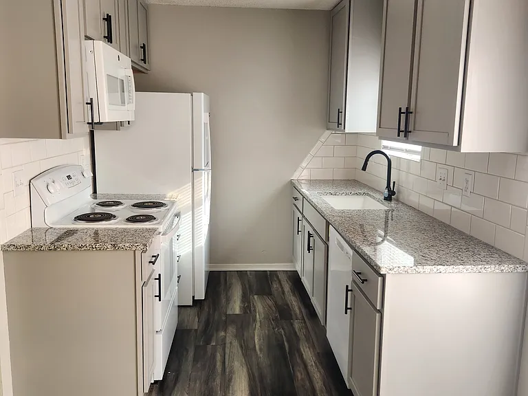 525 S Edwards St #525 — Photo 4