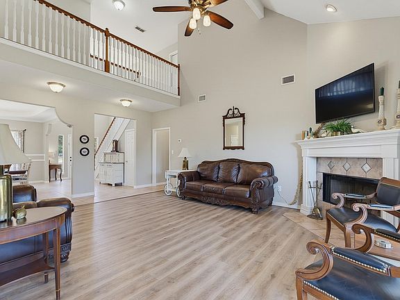 5th image of 222 Alexandra Dr