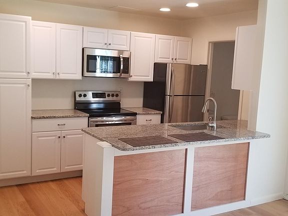 5th image of 10 Birch Glen Dr