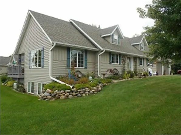 1676 Pinewood Dr, Worthington, MN 56187