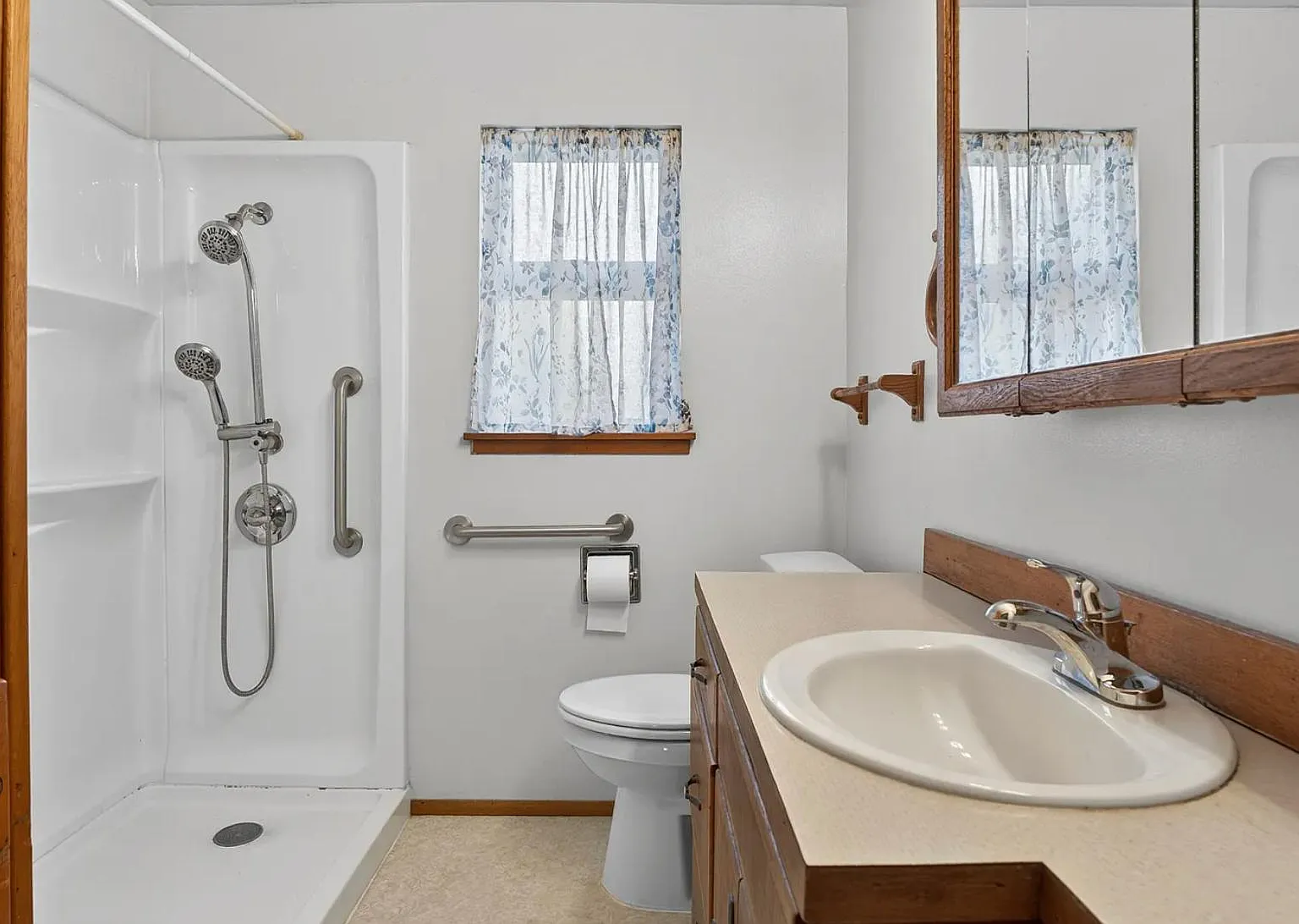 4 bed, 2.0 bath, 1370 sqft, $1,274 — Photo 3