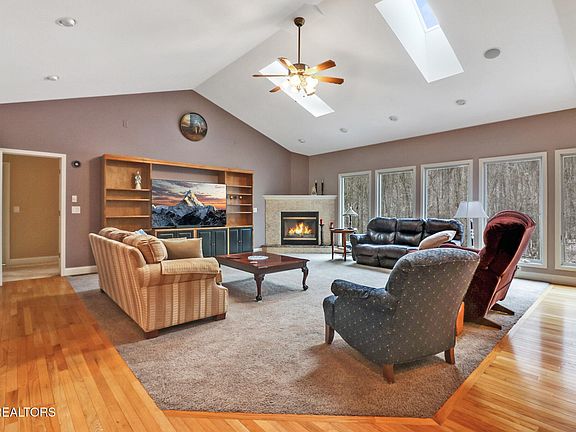 5th image of 48 Kingsbury Cir