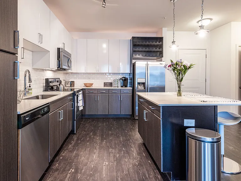 Station R Apartments — Photo 1