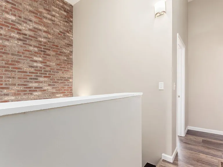 1363 Summit St — Photo 15