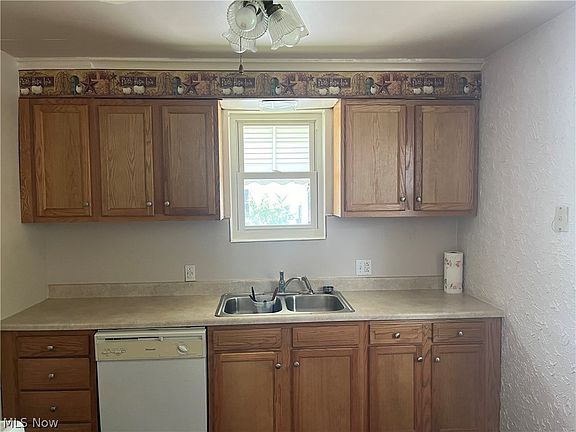3rd image of 1313 Riverview St