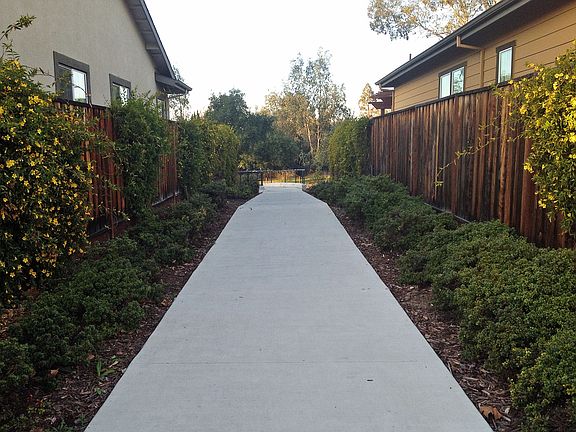 Walkway to Robertson Park