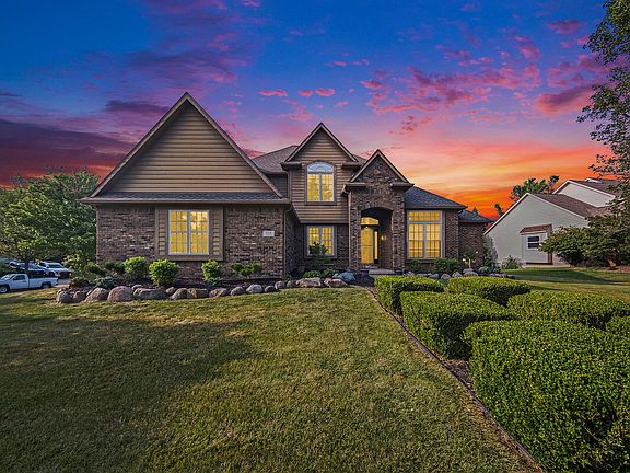 2nd image of 335 E Castlebury Cir