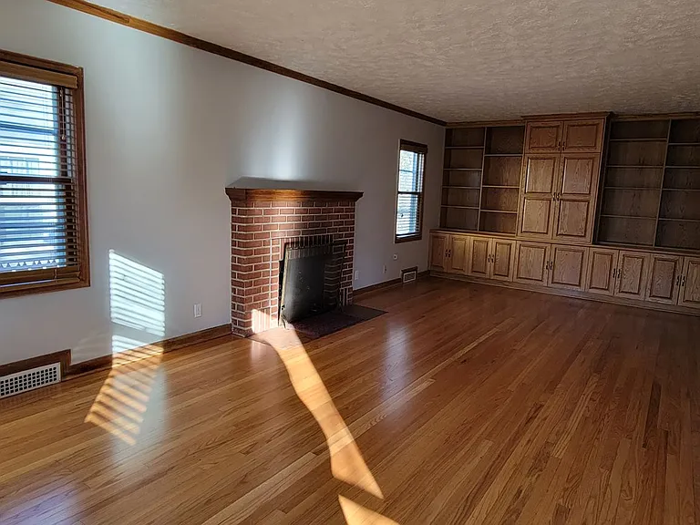 5116 Charles St — Photo 2