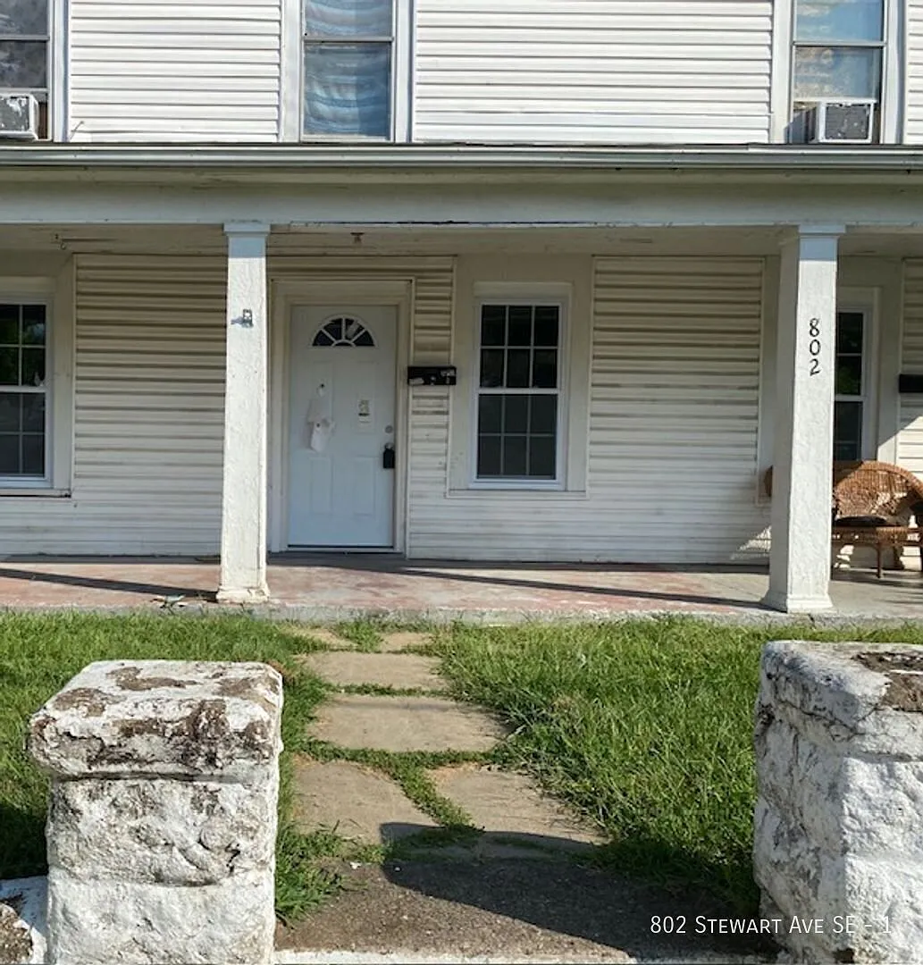 Spacious & Updated 4-Bedroom Apartment in Southeast Roanoke — Photo 1
