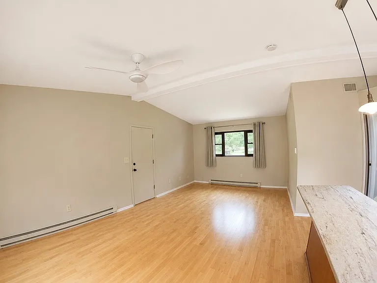 201 Oakhill Dr — Photo 5