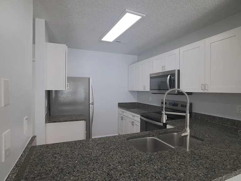 College Town Place — Photo 14