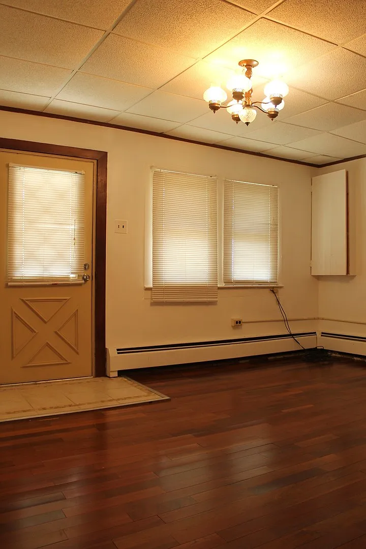Spacious Semi-Detached Home — Photo 4