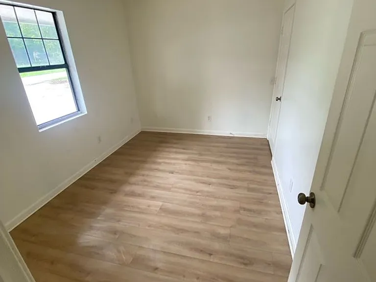 Golden Maple Apartments — Photo 20