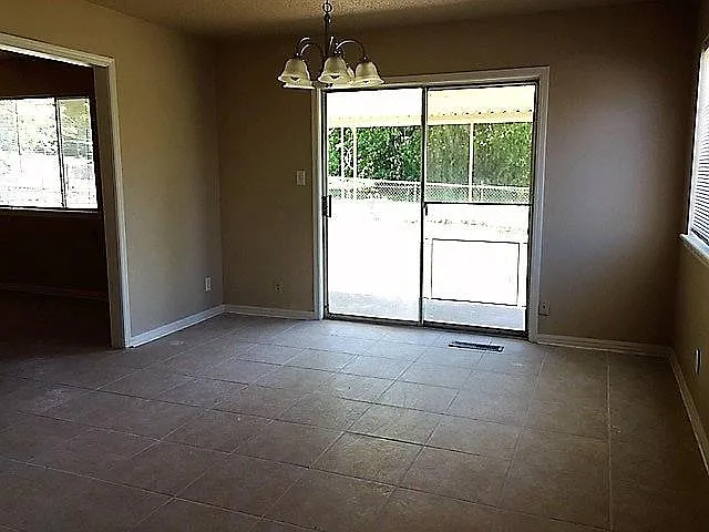 102 W 32nd Pl — Photo 2