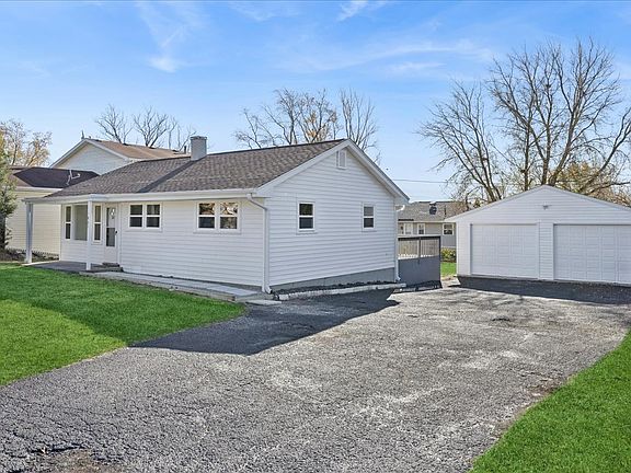 2nd image of 821 Oakwood Dr
