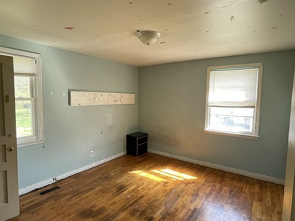 4th image of 160 Magnolia Ave