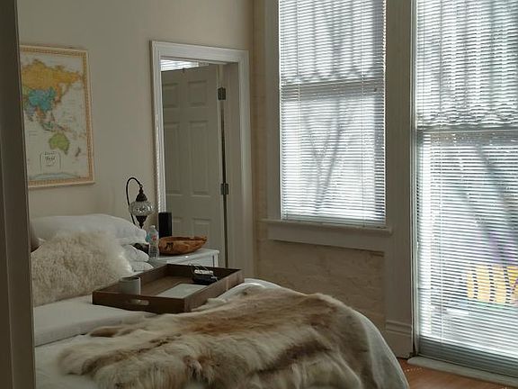 4th image of 611 Julia St #A