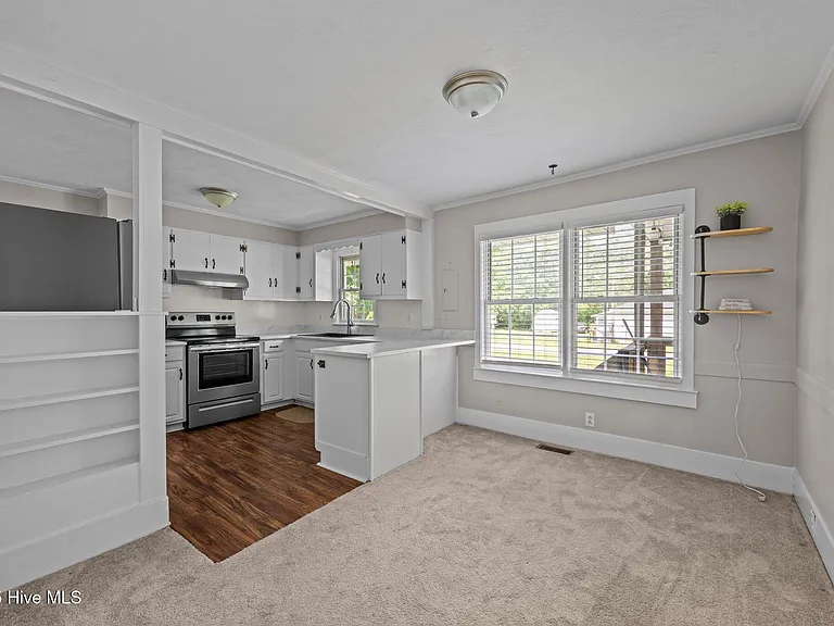 2402 Oaks Rd — Photo 10