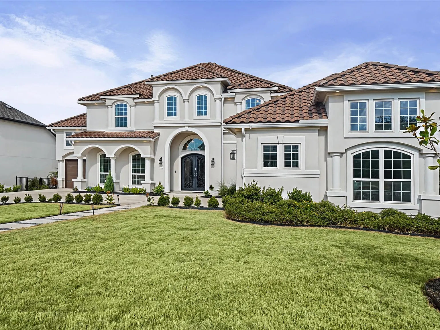 5 bed, 5.5 bath, 5072 sqft, $6,000 — Photo 2