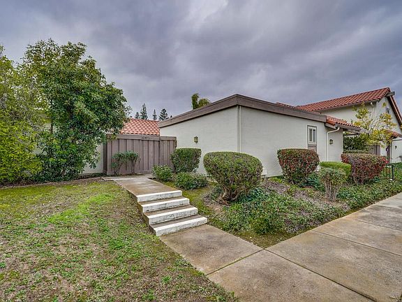 3rd image of 8147 Park Villa Cir