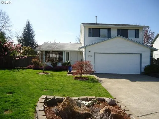808 NE Melinda Ct photo 1