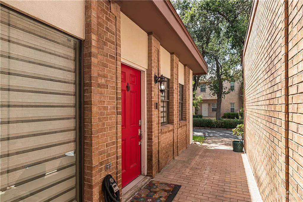 3 bed, 2.5 bath, 2428 sqft, $1,850 — Photo 3