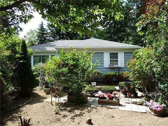 3rd image of 70 Woodale Dr