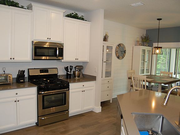 5th image of 154 Silver Creek Pl