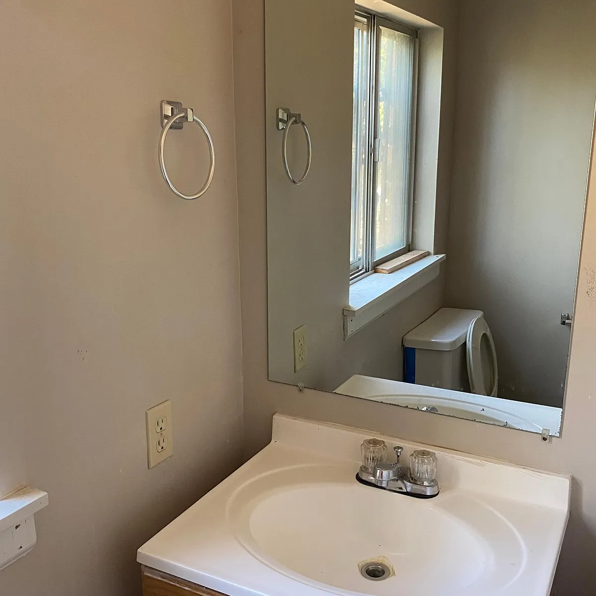 Building Photo - 215 N Summit St #217