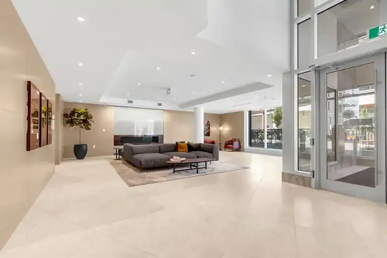 2 bed, 2.0 bath, 1010 sqft, $4,290 — Photo 2