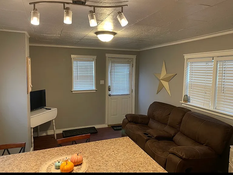 744 E Oregon St — Photo 4