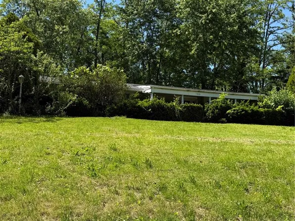 1525 Moonlight Dr, Saint Louis, MO 63135