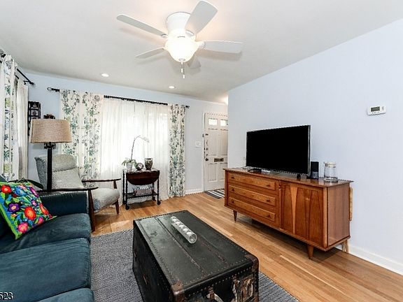 5th image of 740 Thompson Ave