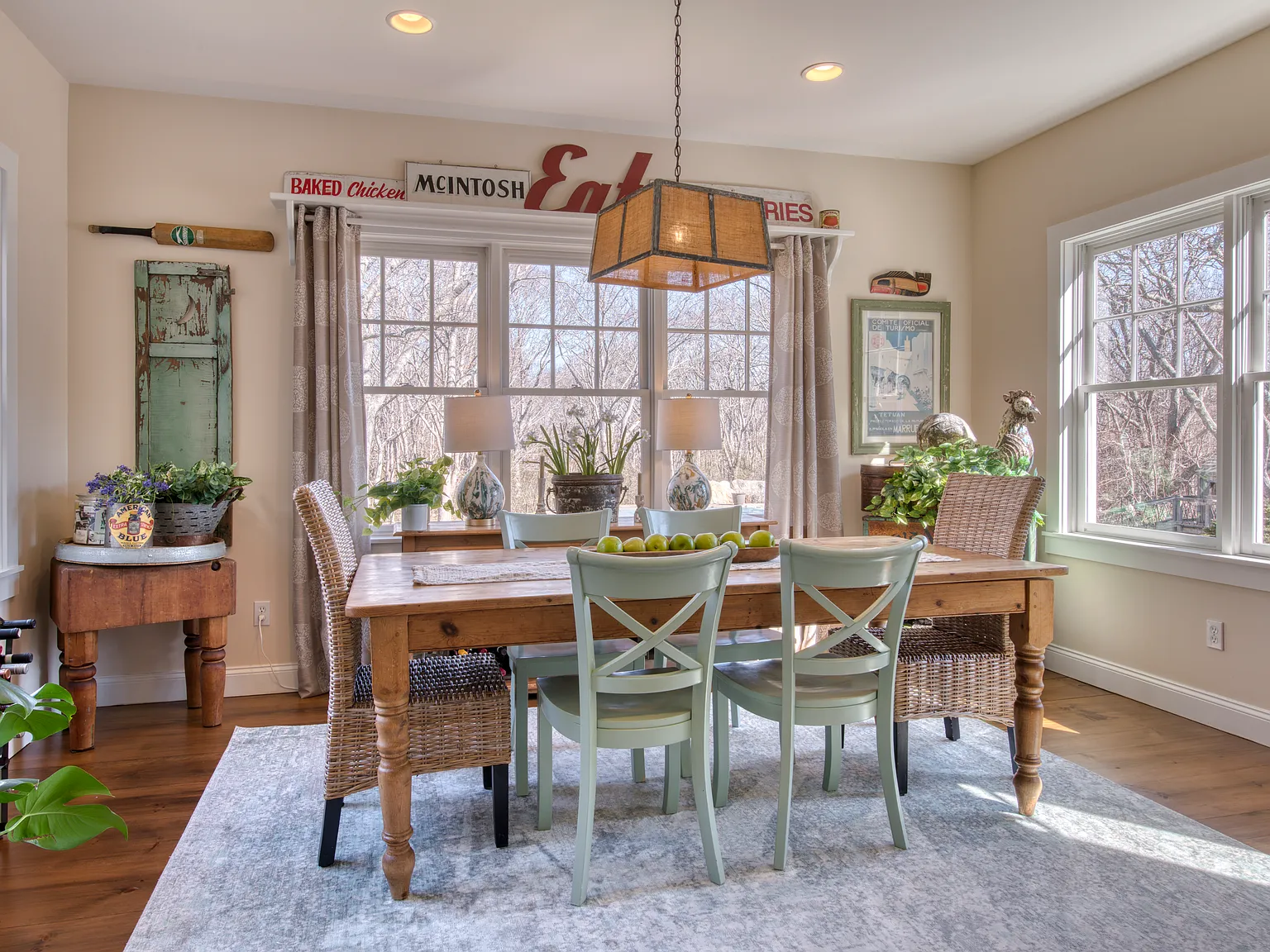 Pristine Spacious Home Close to the Bay — Photo 3