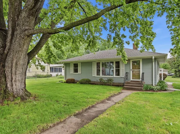 1015 Dionne St, Roseville, MN 55113
