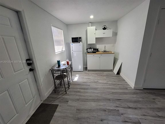 4th image of 4201 SW 32nd Dr #1