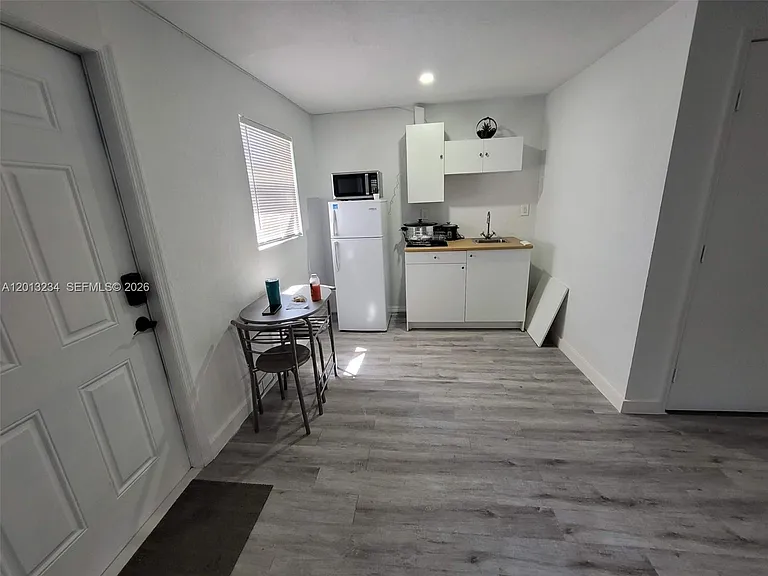 4201 SW 32nd Dr #1 — Photo 4