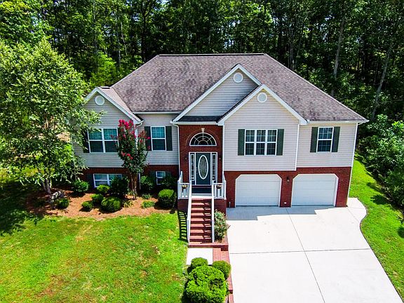 2nd image of 561 Hidden Oaks Dr