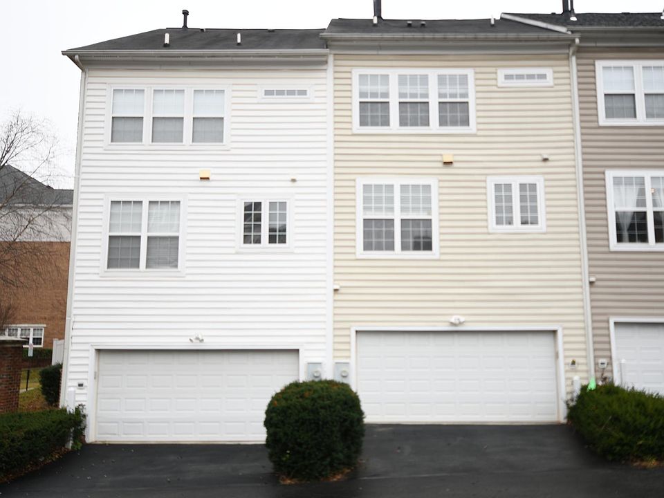 1st image of 905 Crestfield Dr