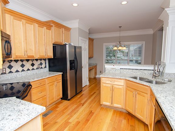4th image of 2416 Adelaide Dr