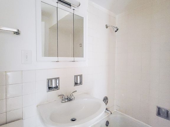 4th image of 6110 N Kenmore Ave APT 207