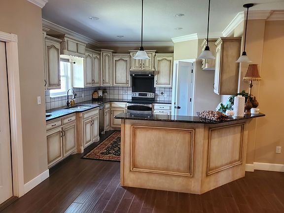 4th image of 366 Southlake Dr