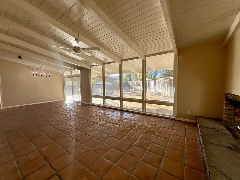 135 Glencrest Ln — Photo 4
