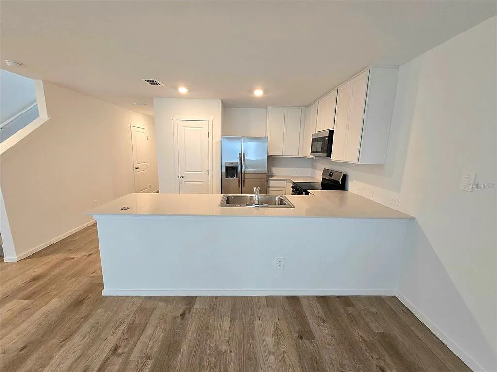 3 bed, 2.5 bath, 1378 sqft, $1,800 — Photo 2