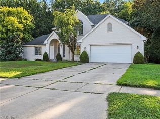 815 Saint Annes Dr, Holland, OH 43528