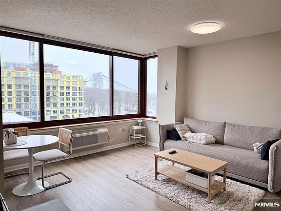 3rd image of 100 Old Palisade Rd APT 1813