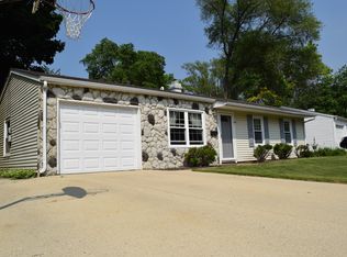 1021 Oakland Dr, Streamwood, IL