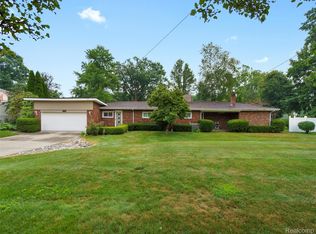 628 Riverside Dr, Linden, MI 48451