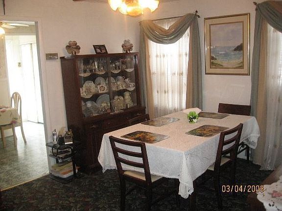 FORMAL DINING ROOM
