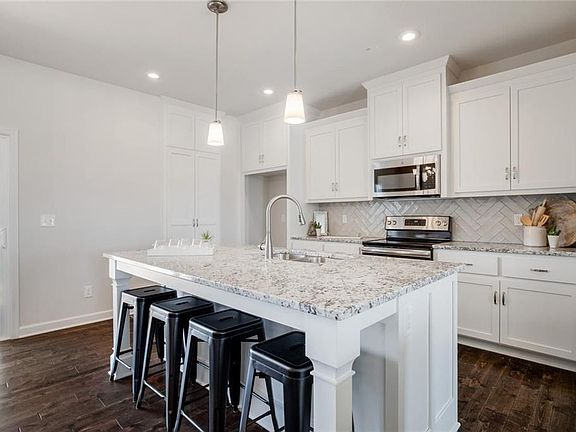 4th image of 20731 Emerald St